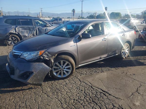 2014 TOYOTA CAMRY SOLA