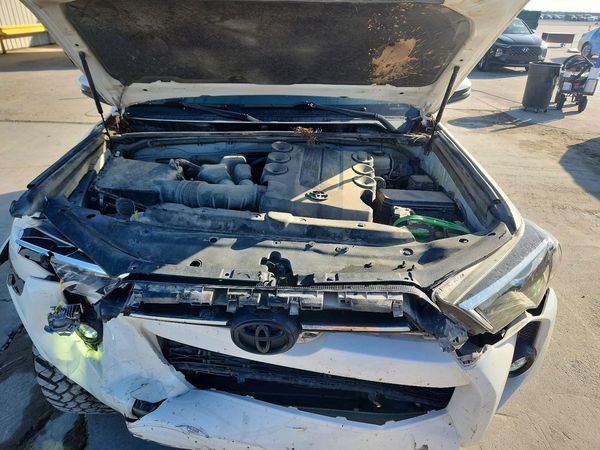 2021 TOYOTA 4RUNNER — Engine bay