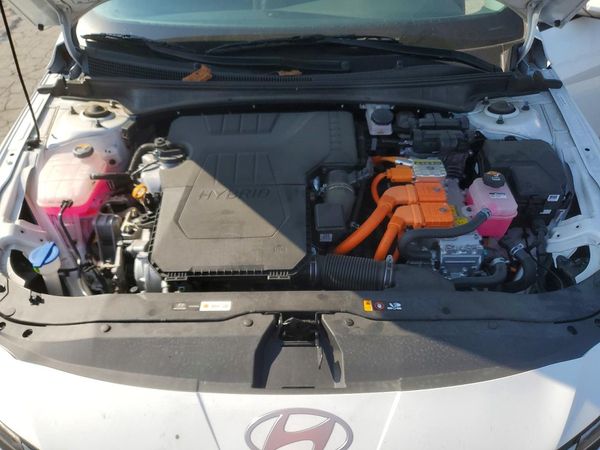 2025 HYUNDAI ELANTRA — Engine bay