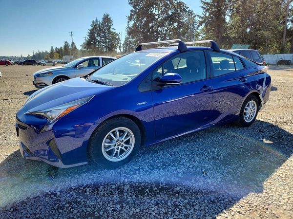 2017 TOYOTA PRIUS — Front 3/4
