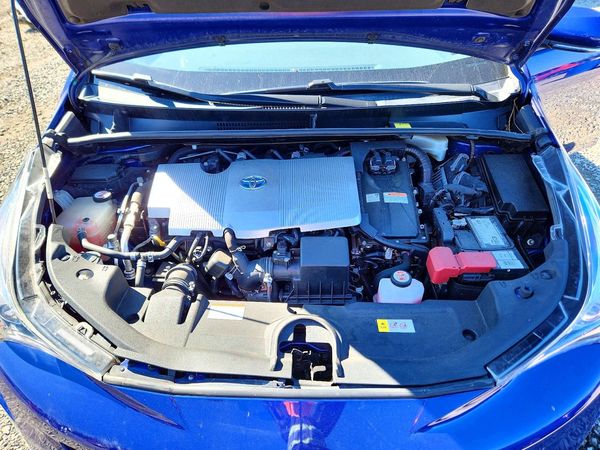 2017 TOYOTA PRIUS — Engine bay