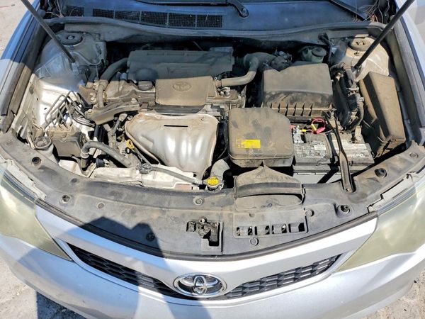 2014 TOYOTA CAMRY — Engine bay