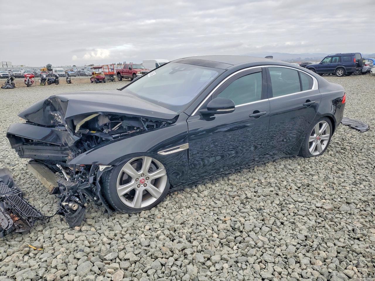 2017 JAGUAR XE Prestige — Front 3/4