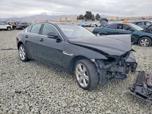 2017 JAGUAR XE Prestige — Passenger 3/4