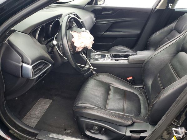 2017 JAGUAR XE Prestige — DENT