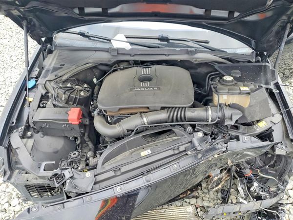 2017 JAGUAR XE Prestige — Engine bay