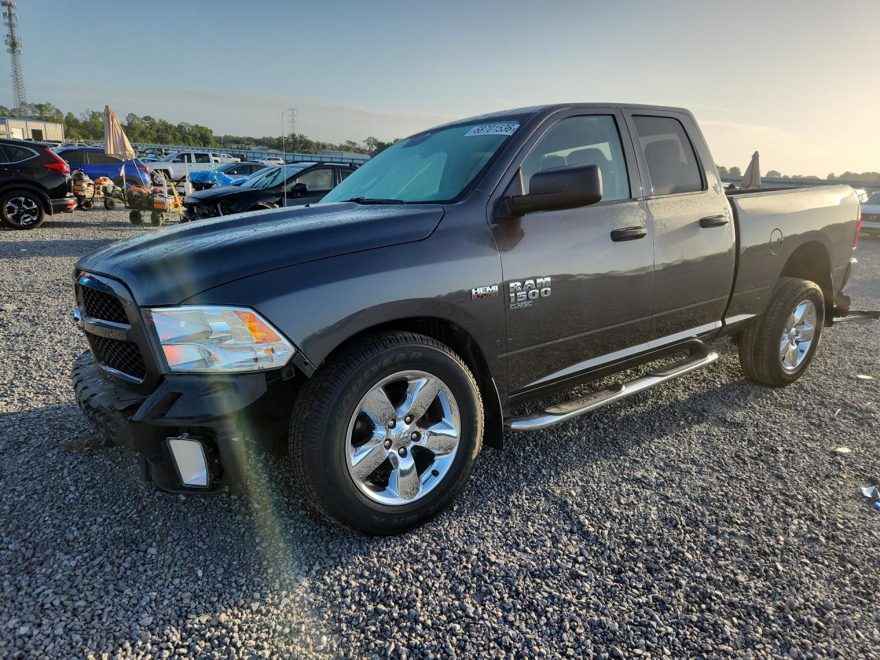 2019 RAM 1500 CLASSIC — Front 3/4