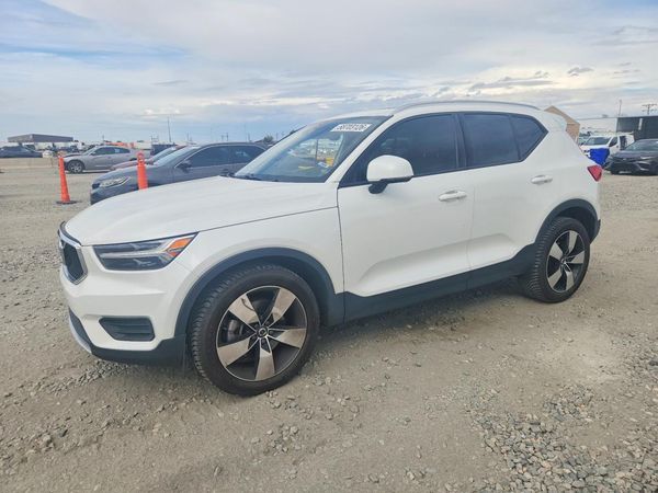 2022 VOLVO XC40 — Front 3/4