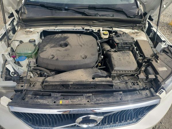 2022 VOLVO XC40 — Engine bay