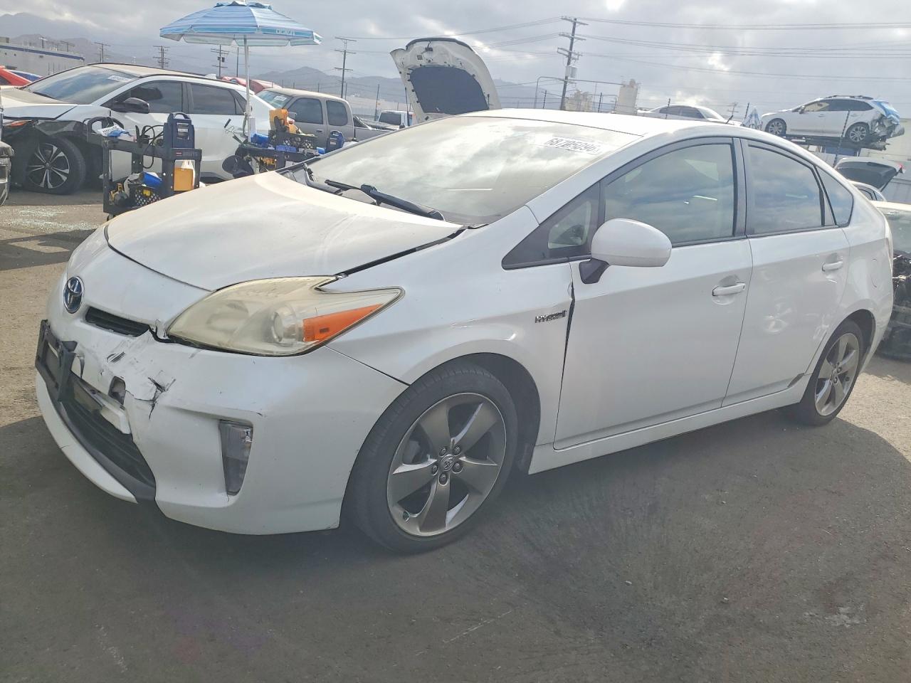 2013 TOYOTA PRIUS — Front 3/4