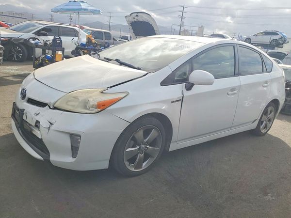 2013 TOYOTA PRIUS — Front 3/4