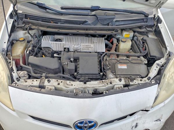 2013 TOYOTA PRIUS — Engine bay
