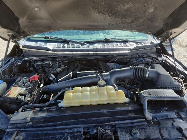 2019 FORD F150 — Engine bay
