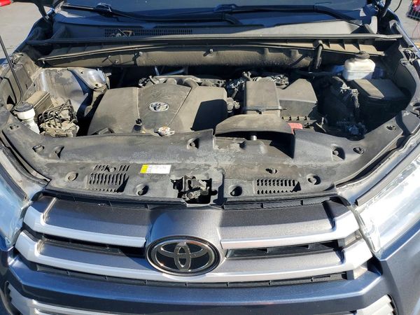 2019 TOYOTA HIGHLANDER SE/XLE — Engine bay