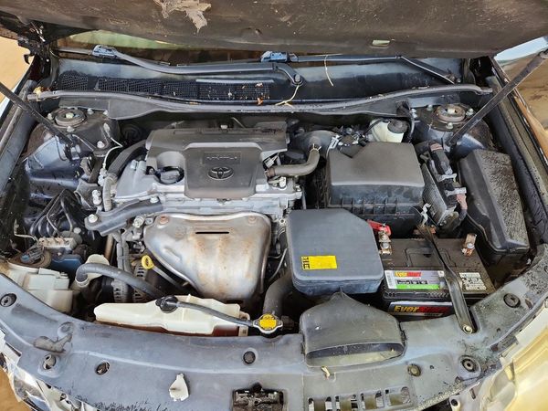 2014 TOYOTA CAMRY — Engine bay