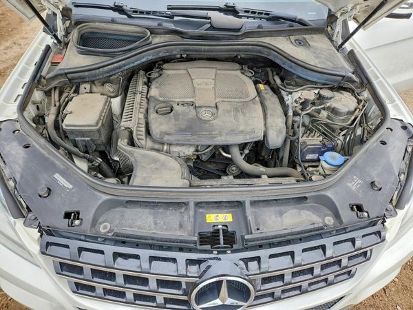 2014 MERCEDES-BENZ ML ML350 4-MATIC — Engine bay