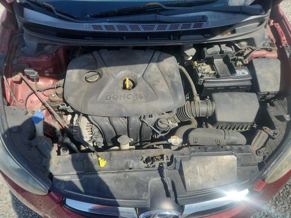 2013 HYUNDAI ELANTRA — Engine bay