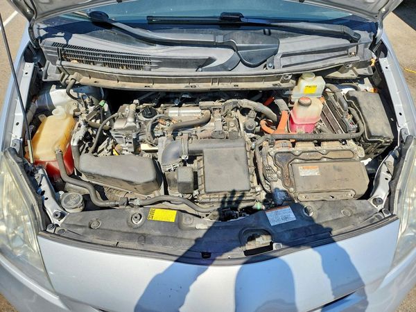 2015 TOYOTA PRIUS — Engine bay