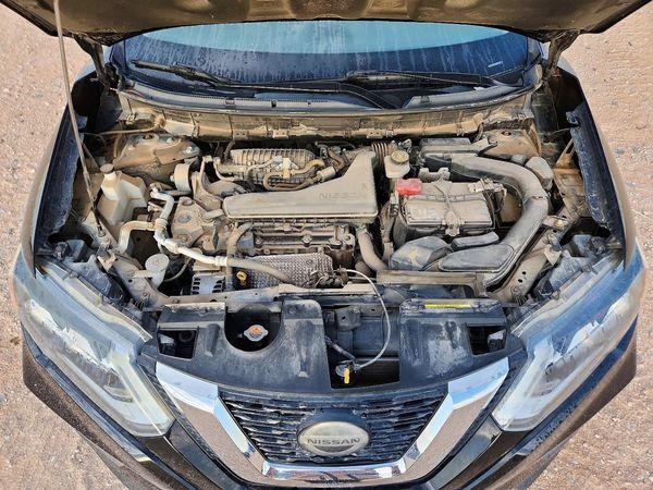2018 NISSAN ROGUE — Engine bay