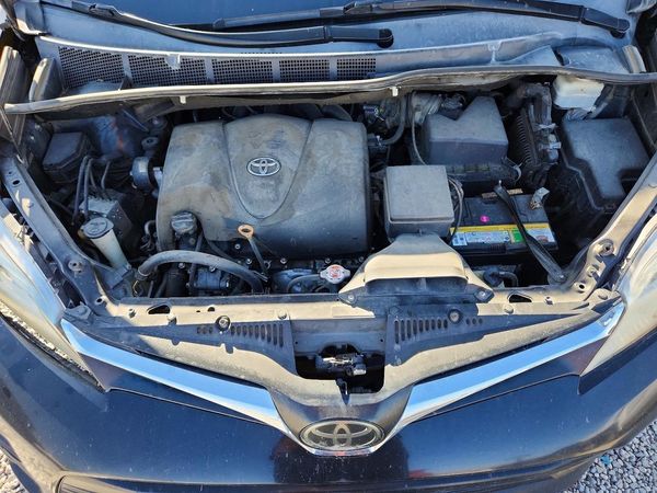 2020 TOYOTA SIENNA E grade — Engine bay