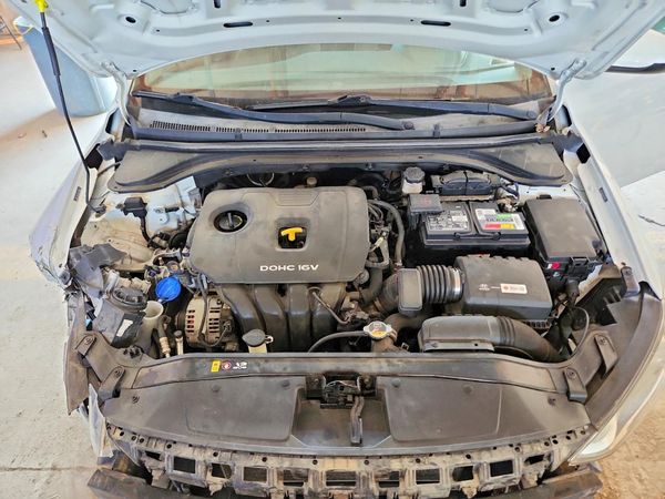 2017 HYUNDAI ELANTRA — Engine bay