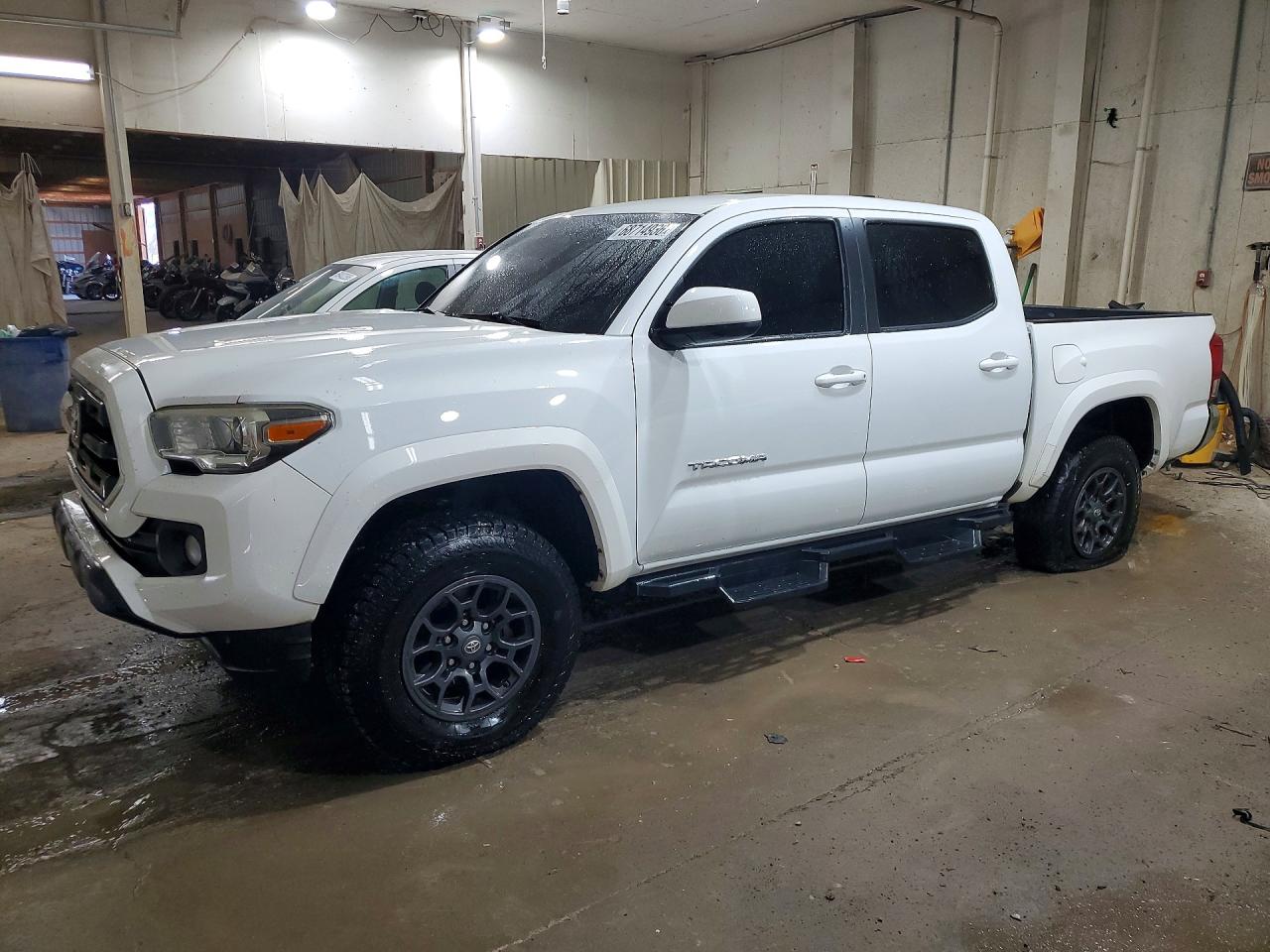 2017 TOYOTA TACOMA — Front 3/4