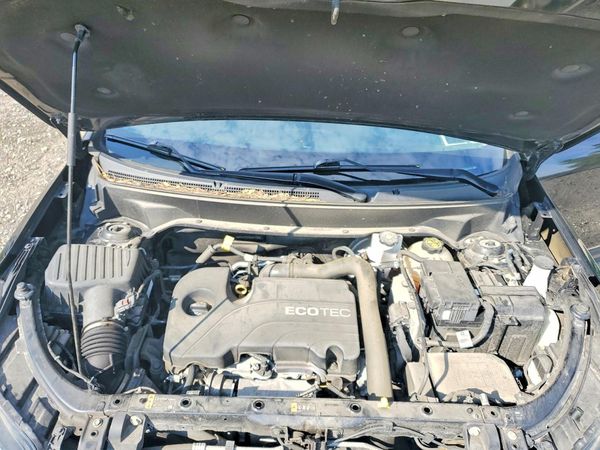 2019 CHEVROLET EQUINOX LT (1LT) — Engine bay