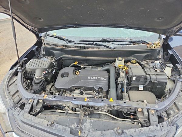 2019 CHEVROLET EQUINOX LT (1LT) — Engine bay