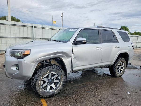 2021 TOYOTA 4RUNNER — Front 3/4