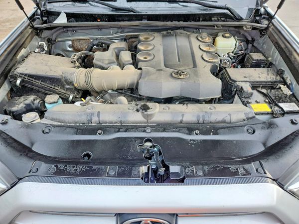2021 TOYOTA 4RUNNER — Engine bay
