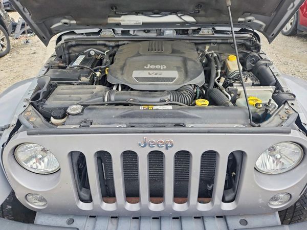 2015 JEEP WRANGLER UNLIMITED — Engine bay