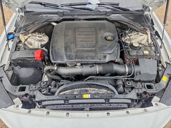 2018 JAGUAR XE — Engine bay