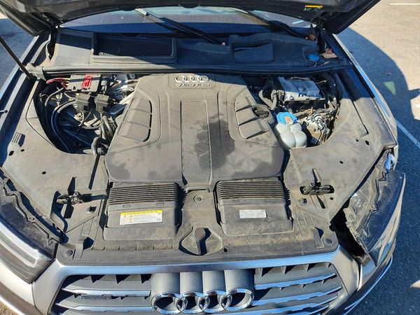2017 AUDI Q7 quattro Prestige — Engine bay