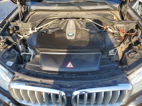 2017 BMW X5 xDrive50i — Engine bay