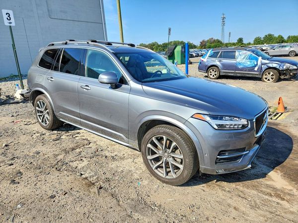 2019 VOLVO XC90 Momentum — Passenger 3/4