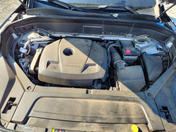 2019 VOLVO XC90 Momentum — Engine bay