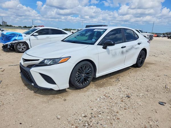 2020 TOYOTA CAMRY SE — Front 3/4