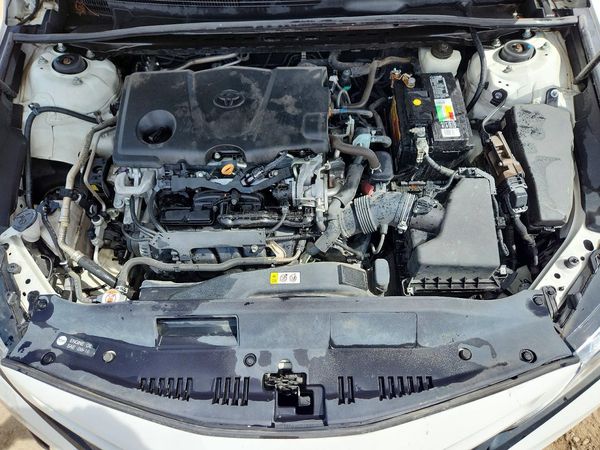 2020 TOYOTA CAMRY SE — Engine bay