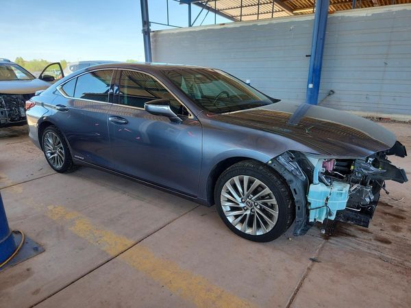 2019 LEXUS ES300 300h — Passenger 3/4