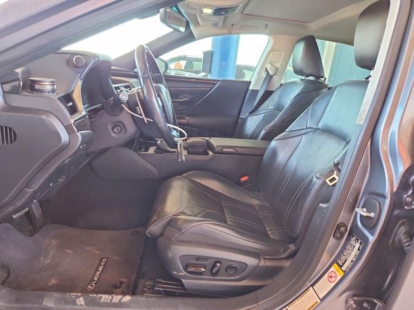 2019 LEXUS ES300 300h — DENT