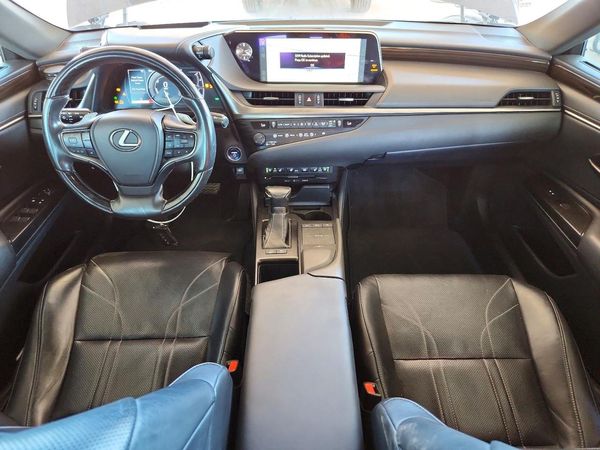 2019 LEXUS ES300 300h — CKPT
