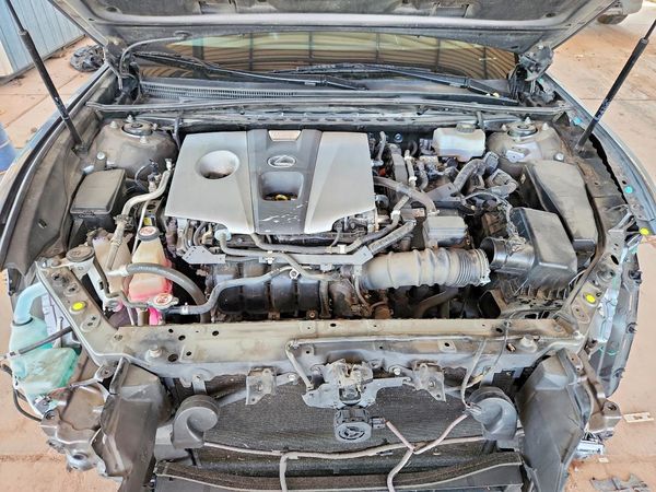 2019 LEXUS ES300 300h — Engine bay