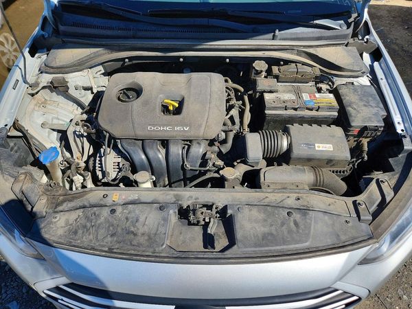 2018 HYUNDAI ELANTRA — Engine bay