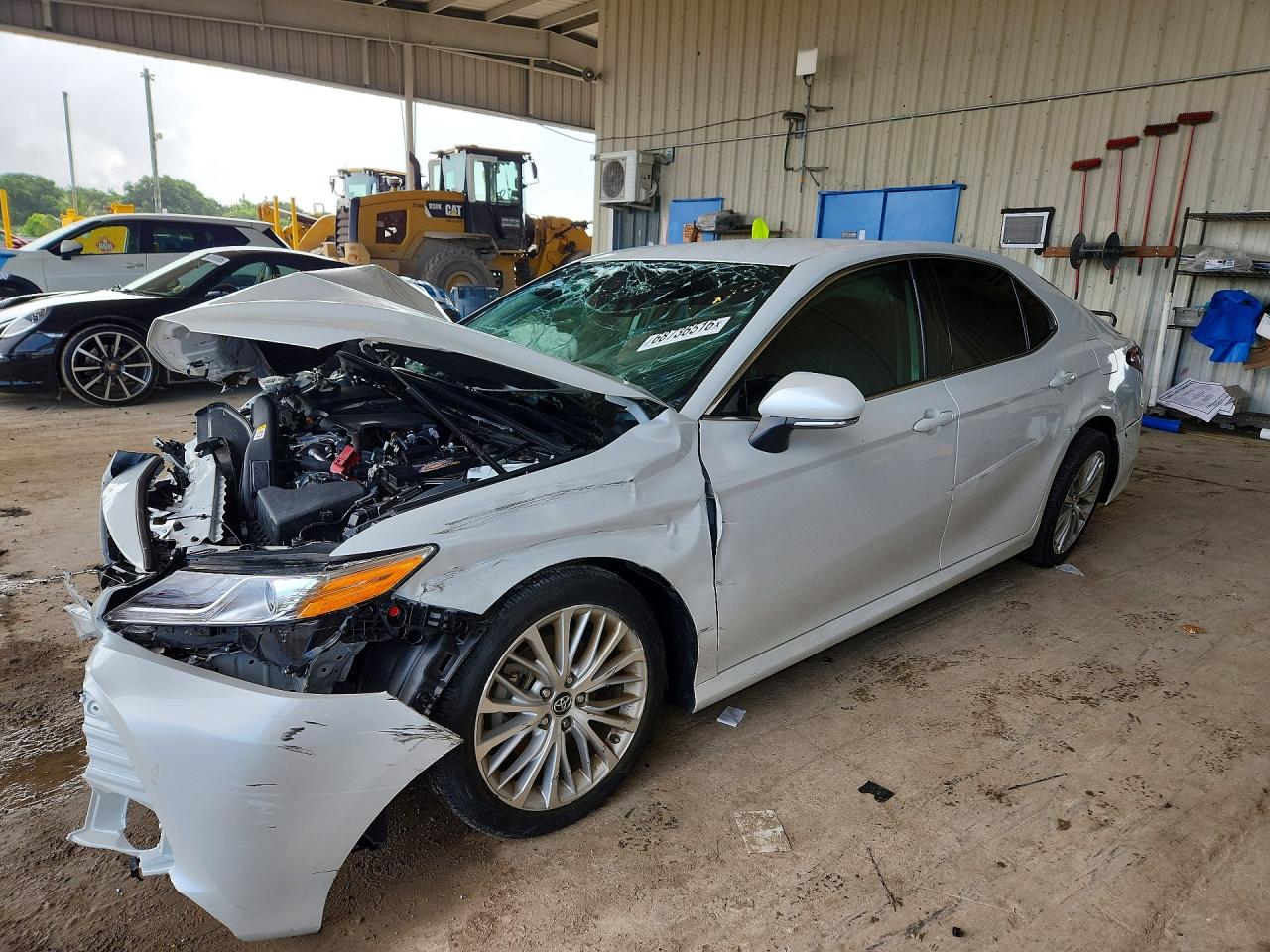 2020 TOYOTA CAMRY XLE — Front 3/4