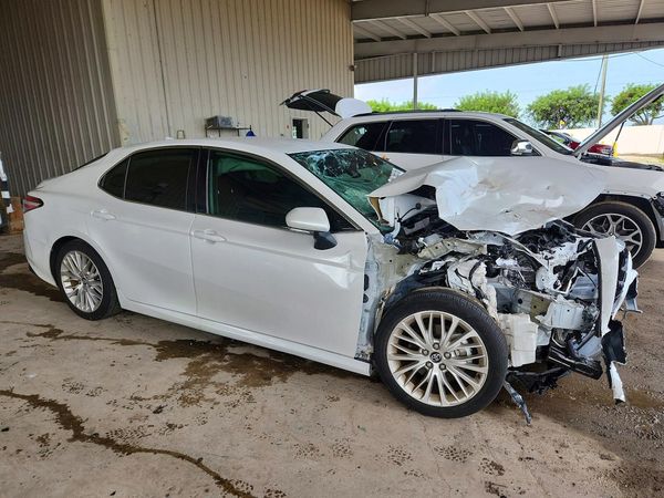 2020 TOYOTA CAMRY XLE — Passenger 3/4