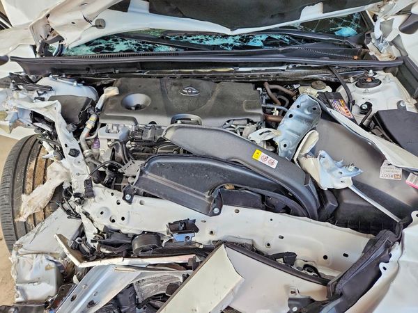 2020 TOYOTA CAMRY XLE — Engine bay