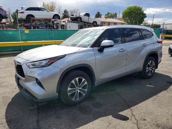 2020 TOYOTA HIGHLANDER XLE — Front 3/4