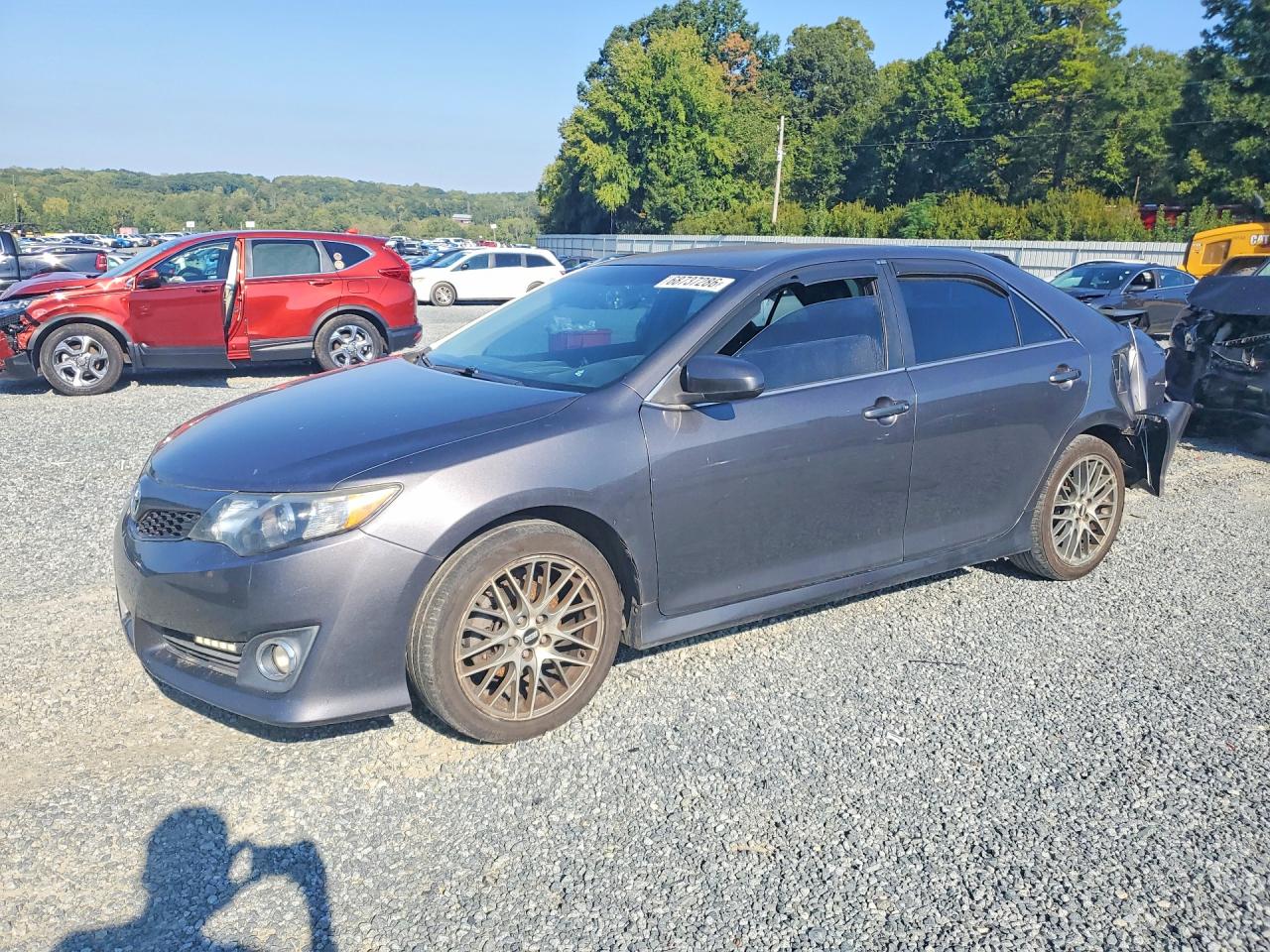 2014 TOYOTA CAMRY — Front 3/4