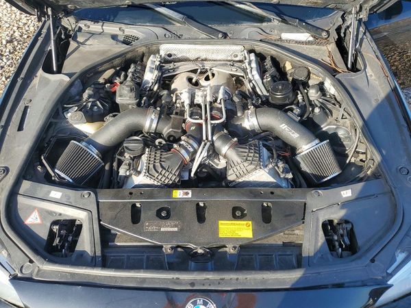 2013 BMW M5 — Engine bay