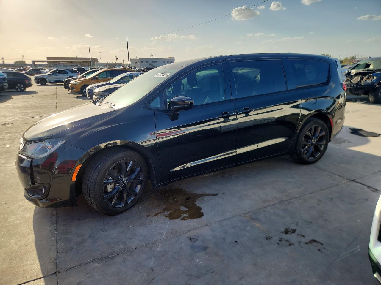 2020 CHRYSLER PACIFICA — Front 3/4